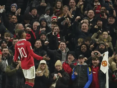 Marcus Rashford solo ghi bàn từ phần sân nhà
