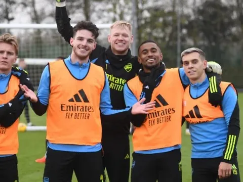 Mark Schwarzer khuyên sao Arsenal đến Man United