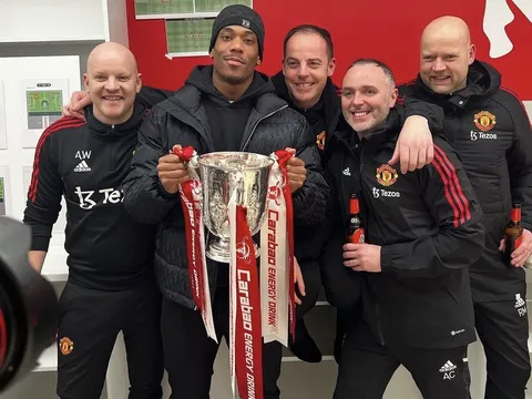 Martial ăn mừng cúp vô địch cùng đội ngũ y tế MU