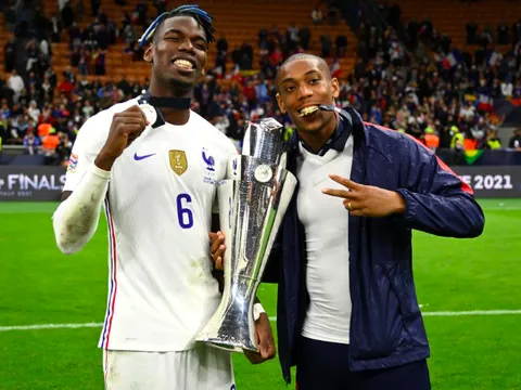 Martial cười tươi cùng tuyển Pháp ăn mừng danh hiệu Nations League
