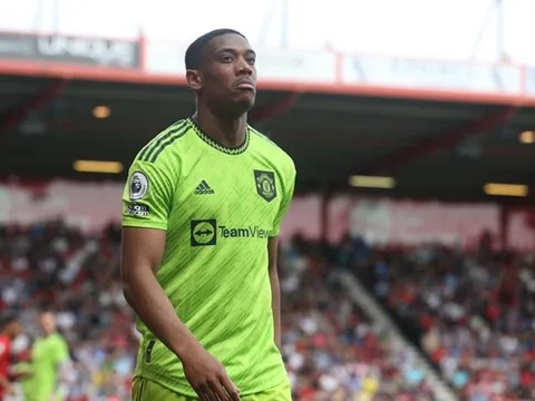 Martial tự bắn vào chân mình