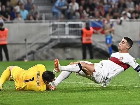 "Tôi chỉ nhắm mắt lại và cầu nguyện Ronaldo sẽ không đá vào mặt tôi"