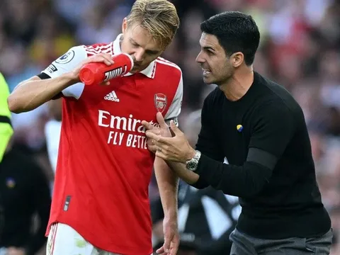 Martin Odegaard là nạn nhân trong sự chuyển dịch lối chơi của Arsenal
