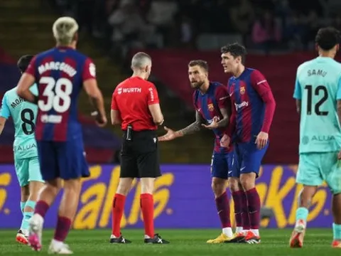 Hậu vệ từ chối rời Barca