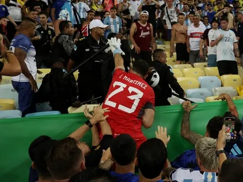 Bạo loạn nổ ra, Martinez hành xử quá đẳng cấp