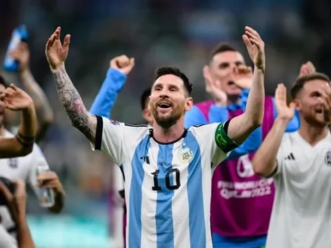 Martinez leo lên bàn, Messi cởi trần quậy tưng bừng sau chiến thắng
