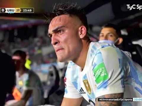 Martinez rơi nước mắt trên ghế dự bị Argentina