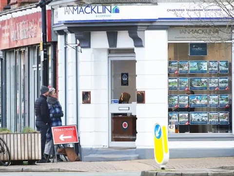 Martinez và Ten Hag gây bão ngoài đường phố