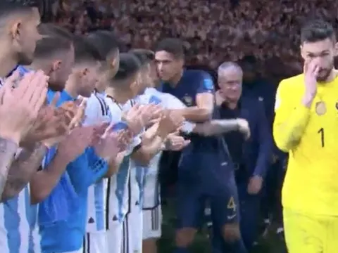 Martinez và Varane làm điều khiến Man Utd tự hào