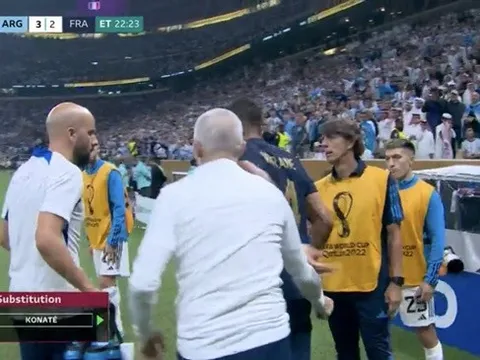 Martinez xuất hiện ngay cạnh Varane gây sốt NHM Man Utd