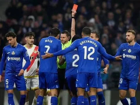 Greenwood nhận thẻ đỏ vô duyên, 8 người Getafe thất thủ trước Vallecano