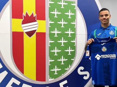 Mason Greenwood rạng rỡ khoe áo đấu Getafe
