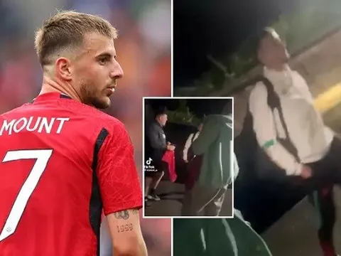 Mason Mount được khen ngợi khi từ chối ký vào áo M.U