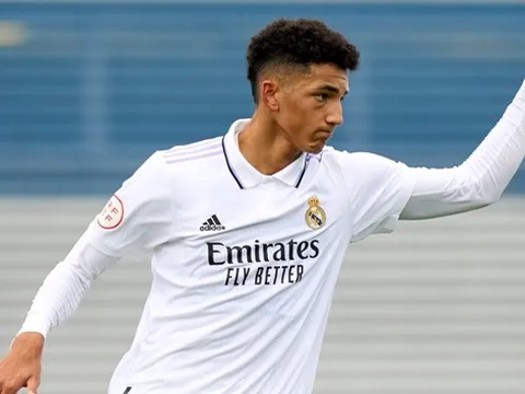 Mất Benzema, Ancelotti tin dùng thần đồng Alvaro Rodriguez