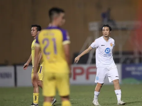 Mất người vì thẻ đỏ, thua đau phút bù giờ, HLV Hà Nội nói gì về trọng tài?