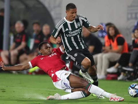 Sevilla tăm tia tiền đạo Man United