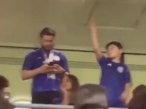 Mateo Messi bị mẹ mắng vì ném kẹo mút vào người hâm mộ
