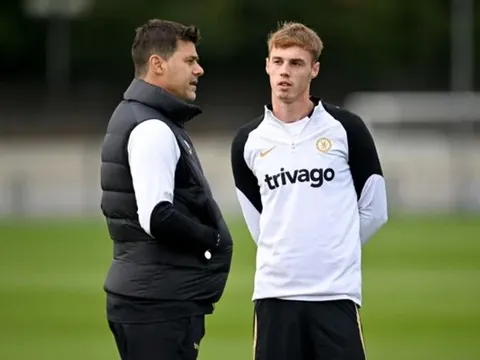 Pochettino lần đầu phản ứng về sự cố ném chai nước của Palmer