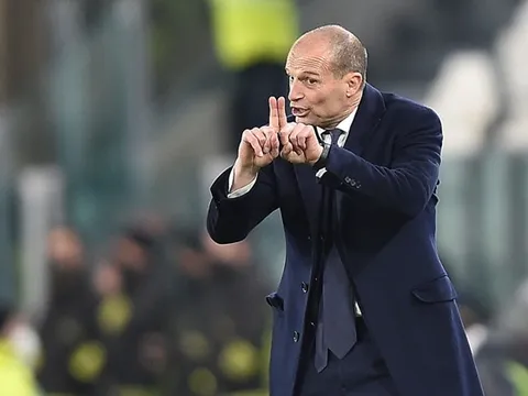 Vì sao Allegri nổi điên với Chiesa ngay trên sân?