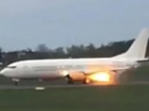 Máy bay chở đội nữ Arsenal bốc cháy