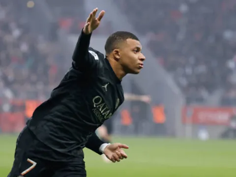 Mbappe lập hattrick, PSG chiếm đỉnh bảng Ligue 1