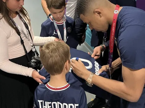 Mbappe chụp ảnh cùng con gái Donald Trump