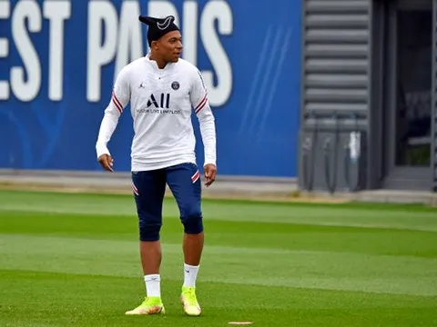 Mbappe ghi bàn đẳng cấp trên sân tập