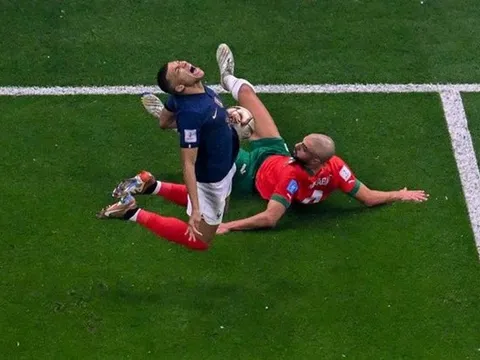 Mbappe bật lên không trung vì nhận đòn đau từ 'máy quét' Morocco