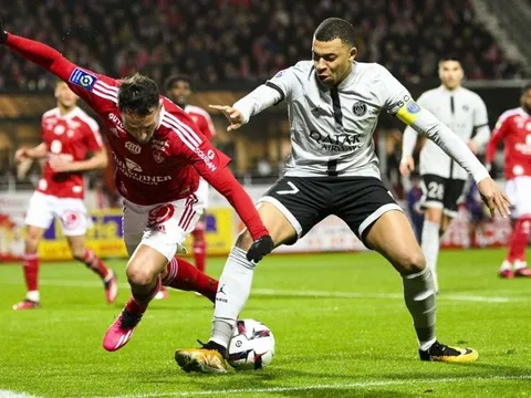 Mbappe thoát thẻ đỏ sau hành động phi thể thao