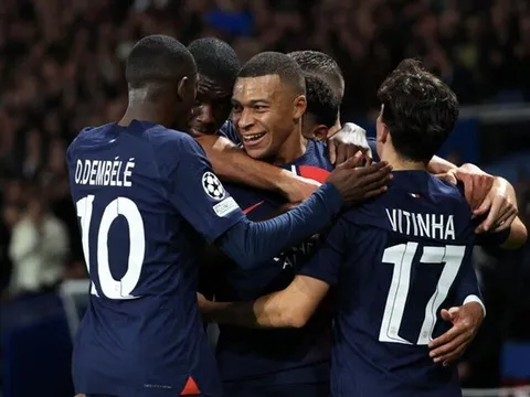 Mbappe và 2 họng pháo khiến hậu duệ Ronaldo ra "chuồng gà"