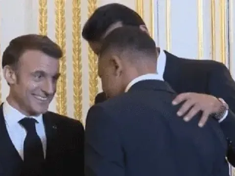 Tổng thống Pháp vừa cười vừa nói 1 câu với Mbappe