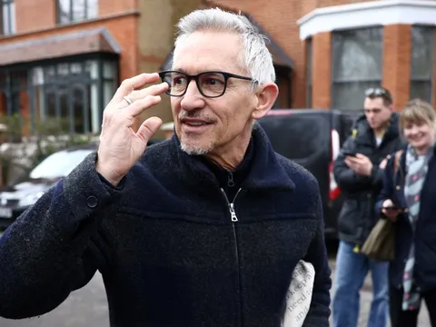 MC bóng đá nổi tiếng nhất Anh khiến BBC phải nhượng bộ