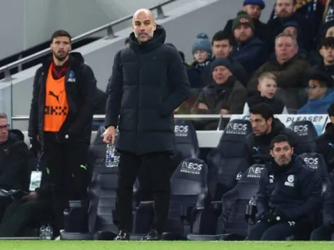 M.C đã tự tay dâng chức vô địch cho Arsenal?