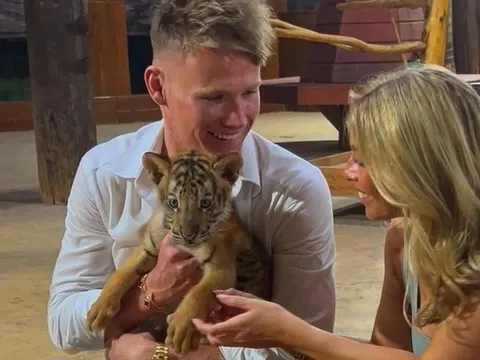 McTominay ôm hổ con gây sốt tại Dubai