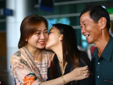 Mẹ Huỳnh Như khóc khi con gái trở về từ Bồ Đào Nha