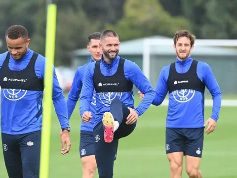 Khó khăn vây bủa ''tân binh cổ tích'' của Premier League