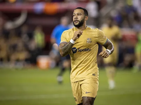 Memphis Depay bất mãn với Xavi