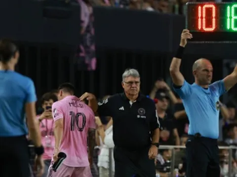 Messi tập tễnh rời sân, Miami thắng trong lo sợ