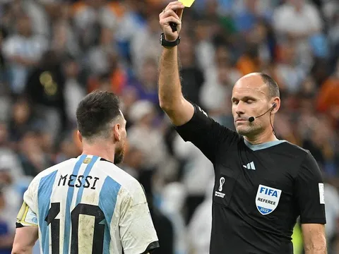 Trọng tài tai tiếng nhất World Cup, bị Messi chê bai sắp giải nghệ