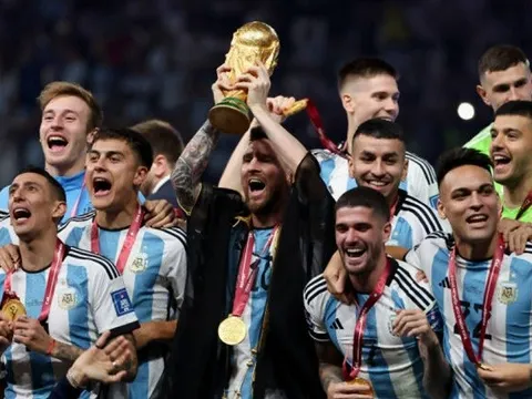 Messi ẵm cúp, nhưng chiếc cúp này lạ lắm!