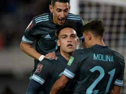 Messi bất lực, Argentina thắng nhọc Peru