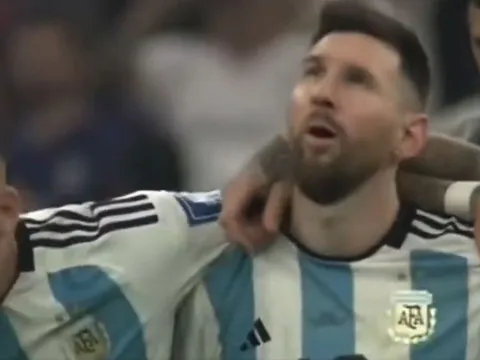 Messi cầu xin Maradona ở cú đá 11 m quyết định
