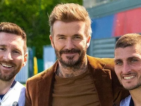 Messi cười rạng rỡ bên cạnh David Beckham