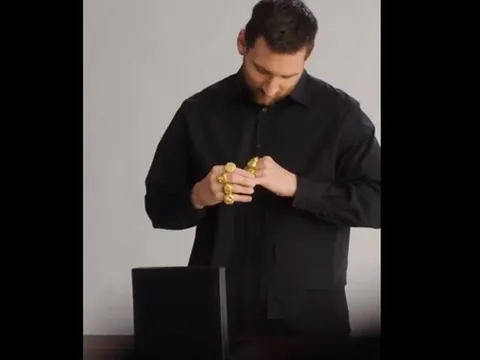 Messi "đập hộp" món quà vô giá từ Adidas