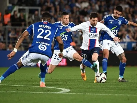 Messi độc diễn từ giữa sân