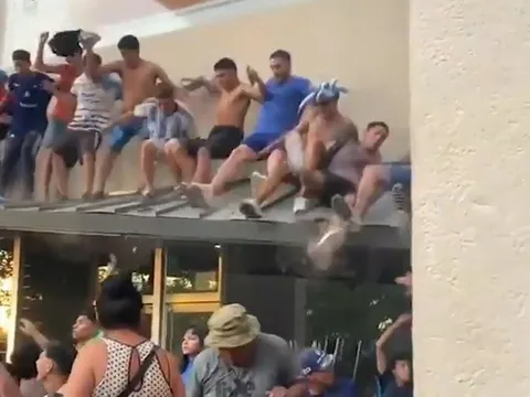 Messi đưa Argentina vào chung kết, CĐV nhảy sập mái hiên