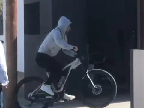 Messi gây xôn xao vì xuất hiện trên đường phố Barca