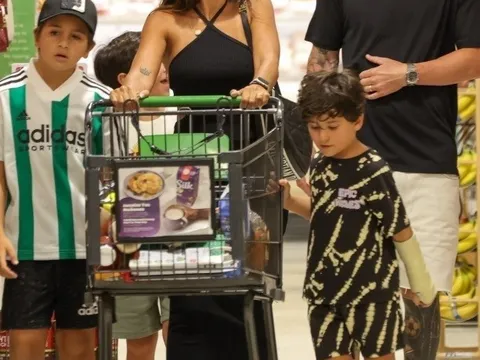 Messi kể chuyện vợ giao làm việc nhà trước giờ ngủ