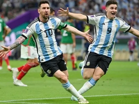 Messi khiến Maradona lại mỉm cười