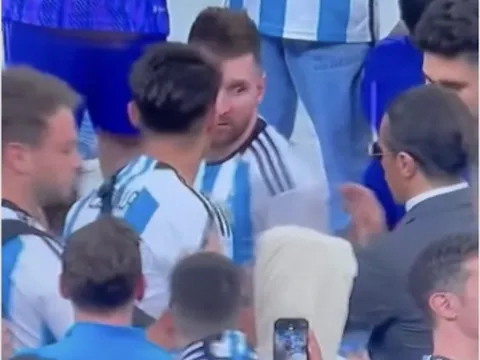 Messi khó chịu với 'Thánh rắc muối'